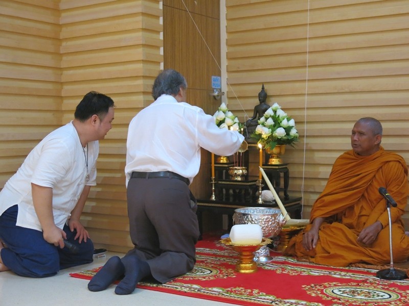 ทำบุญตักบาตร โรงพยาบาลรามคำแหง