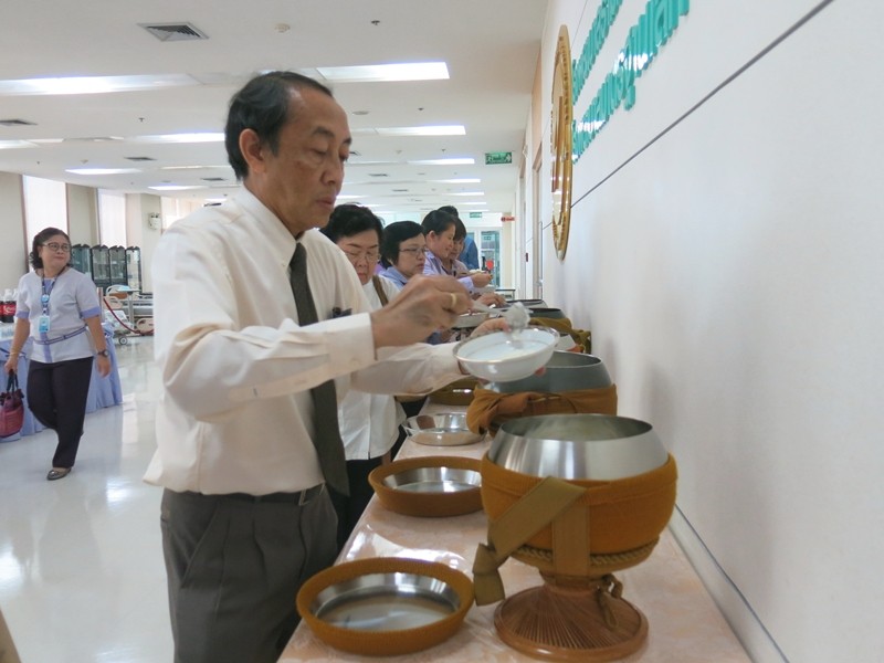 ทำบุญตักบาตร โรงพยาบาลรามคำแหง