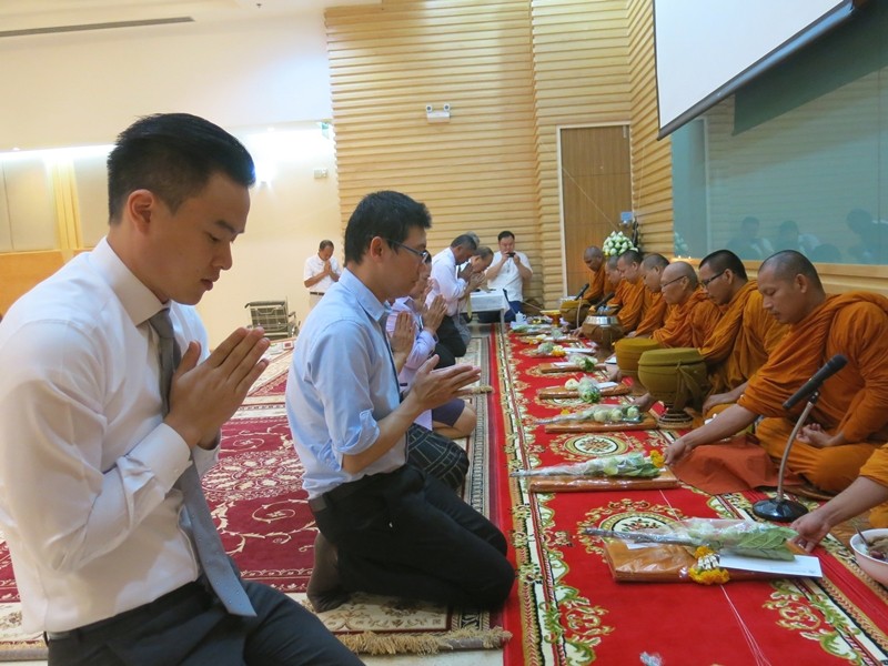 ทำบุญตักบาตร โรงพยาบาลรามคำแหง