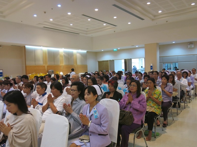 ทำบุญตักบาตร โรงพยาบาลรามคำแหง