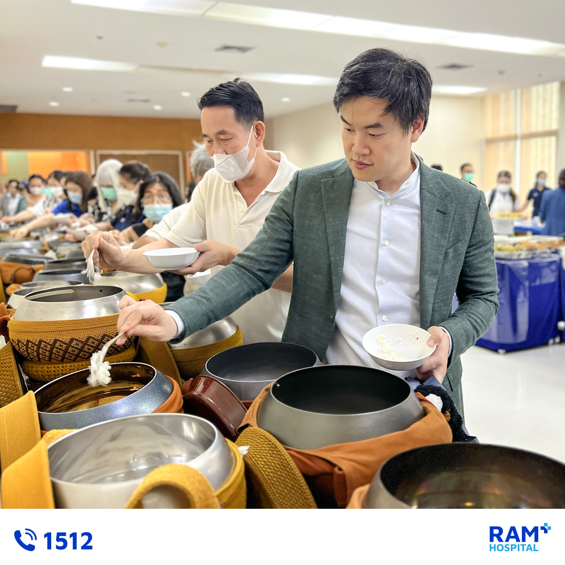 ทำบุญตักบาตร